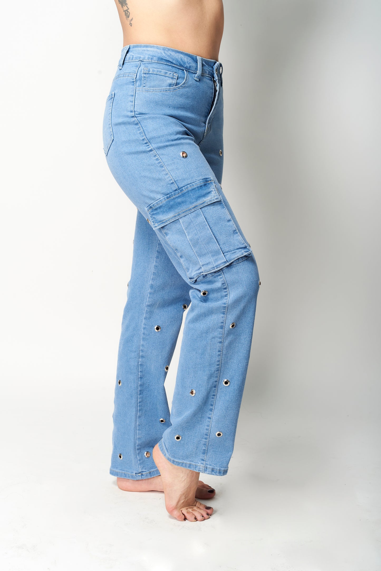 PANTALÓN CARGO CON OJILLOS METÁLICOS