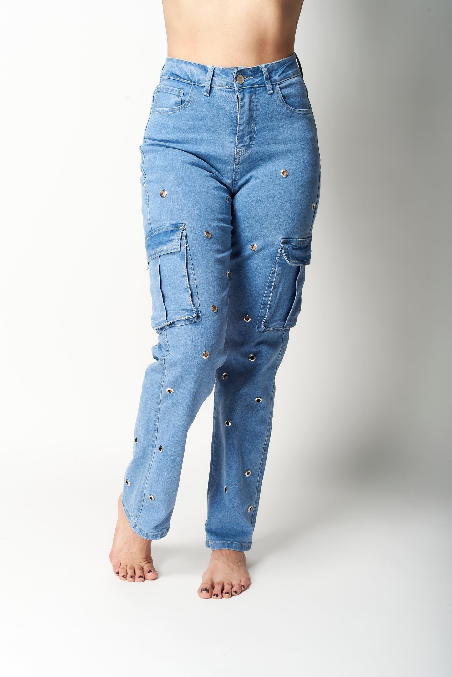 PANTALÓN CARGO CON OJILLOS METÁLICOS