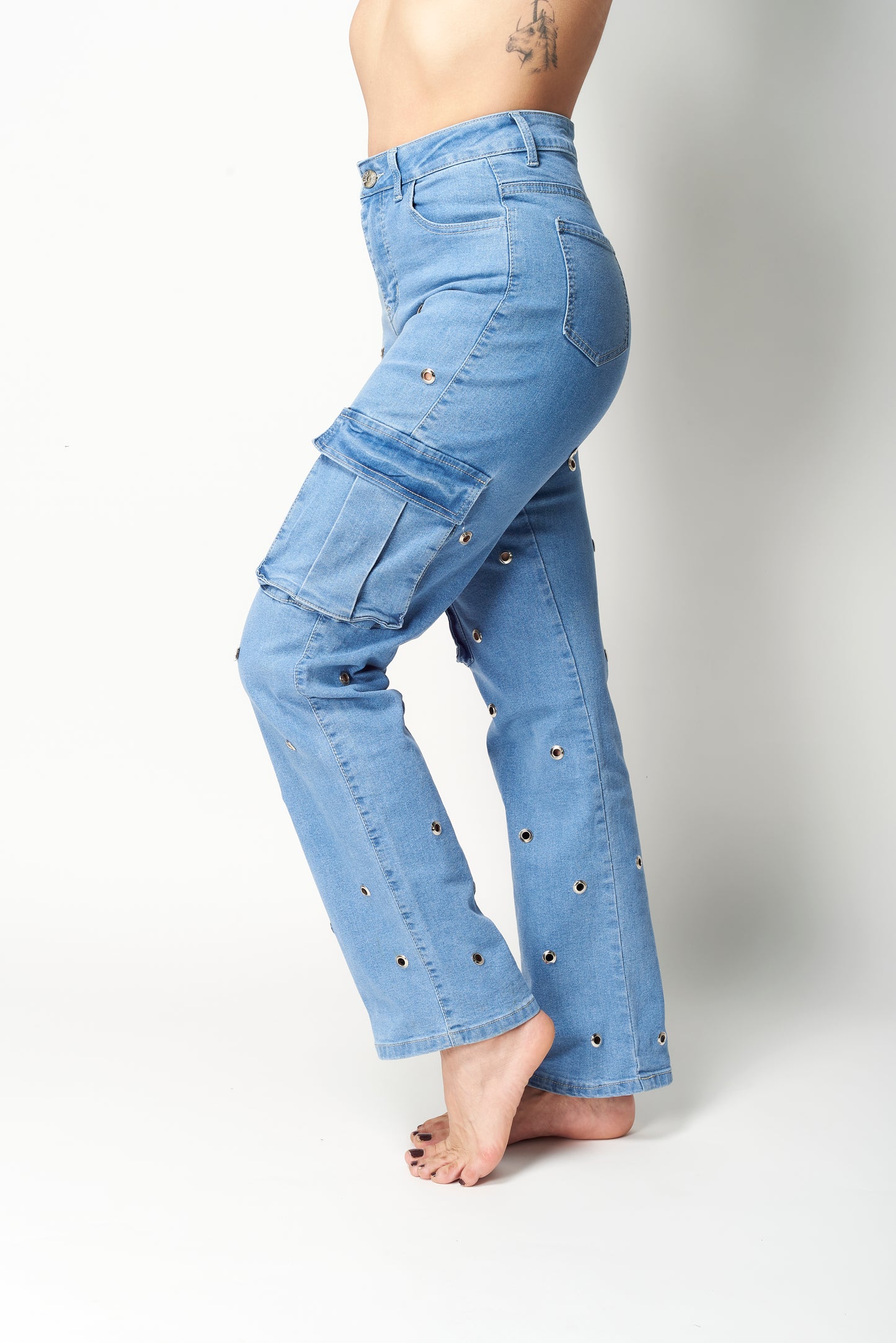 PANTALÓN CARGO CON OJILLOS METÁLICOS