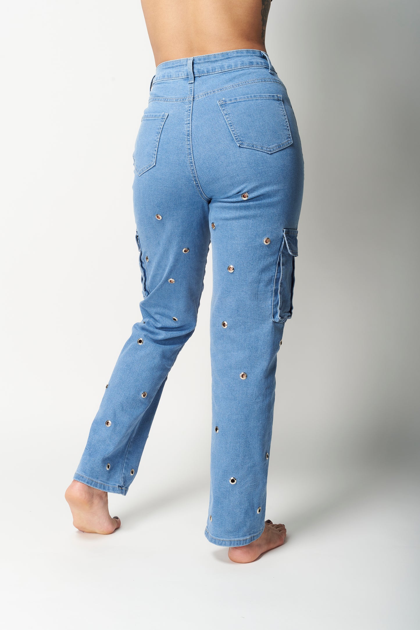 PANTALÓN CARGO CON OJILLOS METÁLICOS