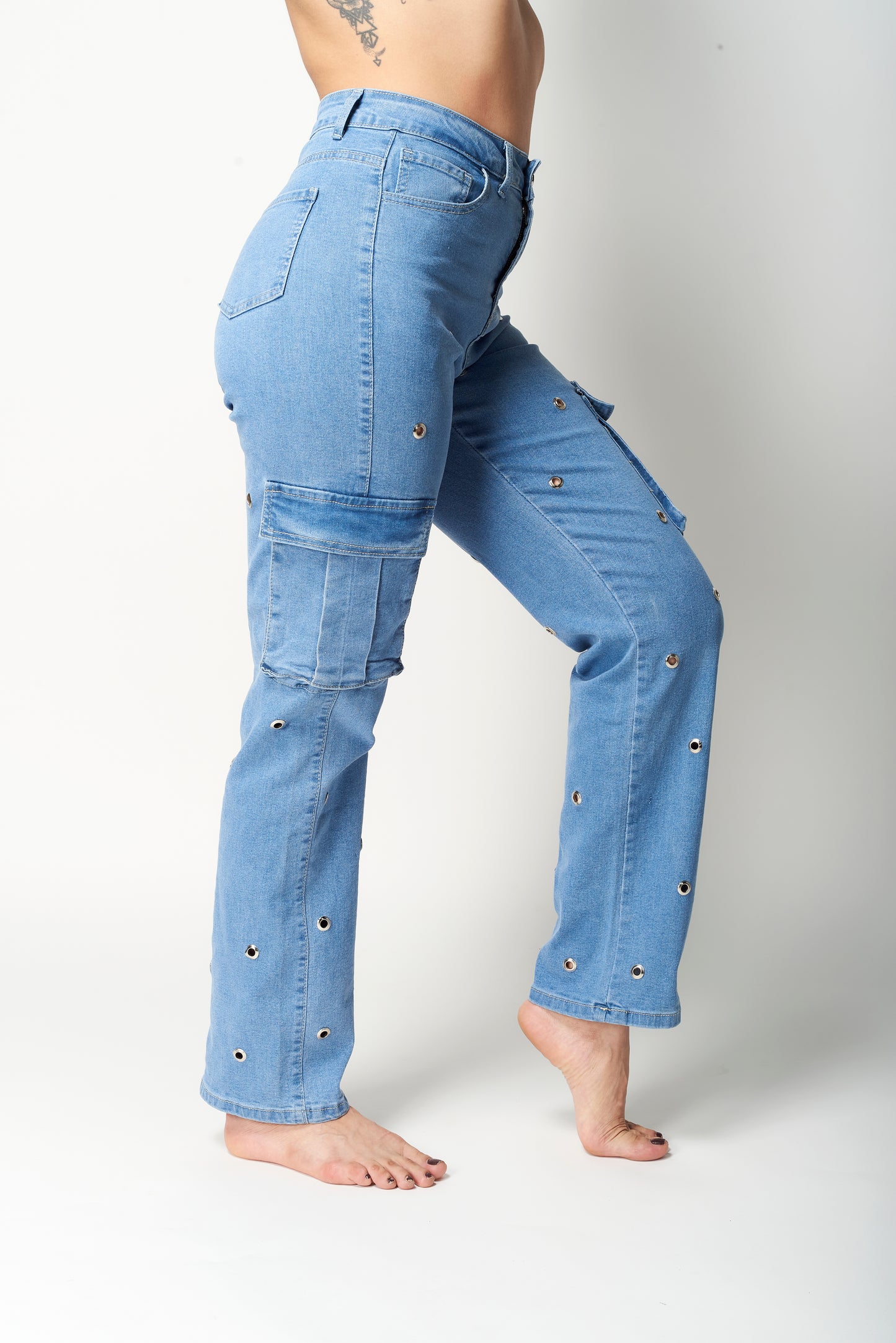 PANTALÓN CARGO CON OJILLOS METÁLICOS