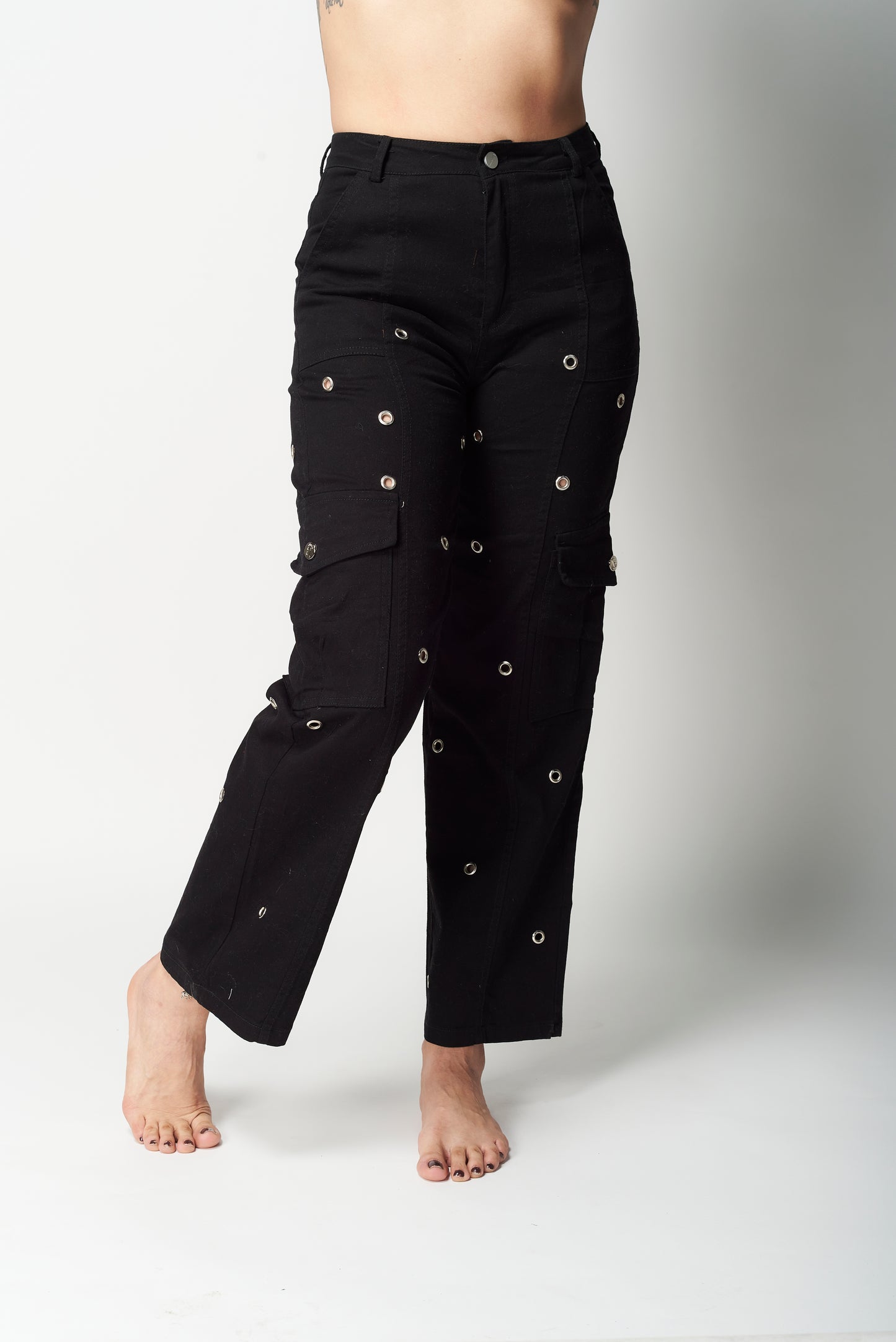 PANTALÓN CARGO CON OJILLOS METÁLICOS