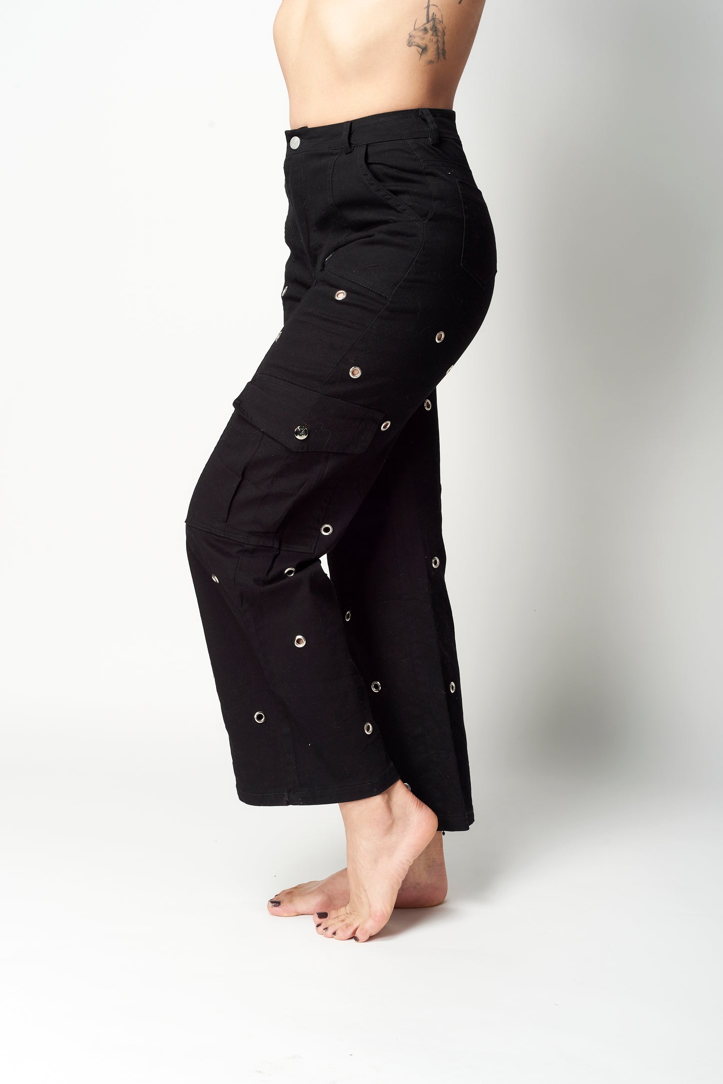 PANTALÓN CARGO CON OJILLOS METÁLICOS