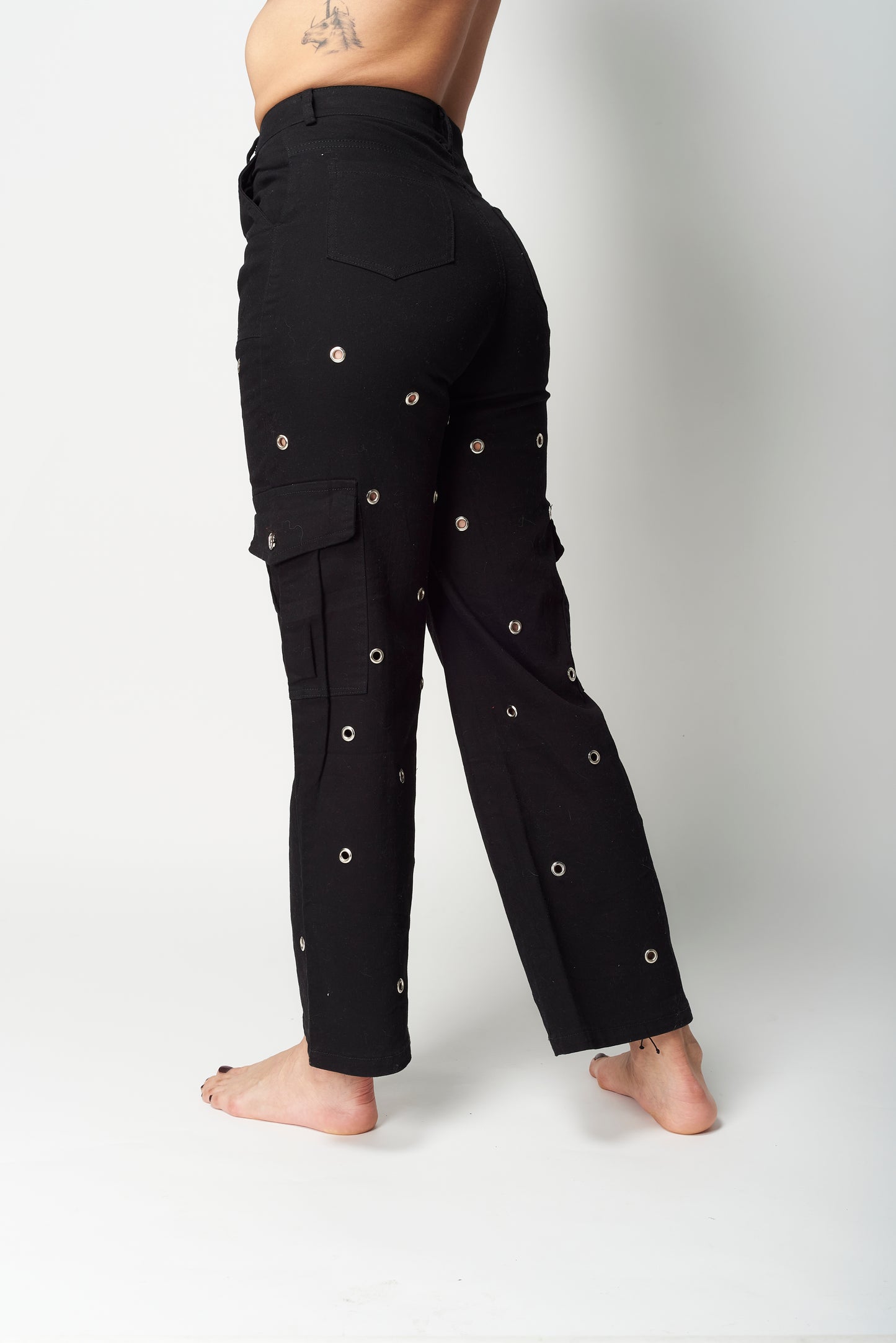 PANTALÓN CARGO CON OJILLOS METÁLICOS