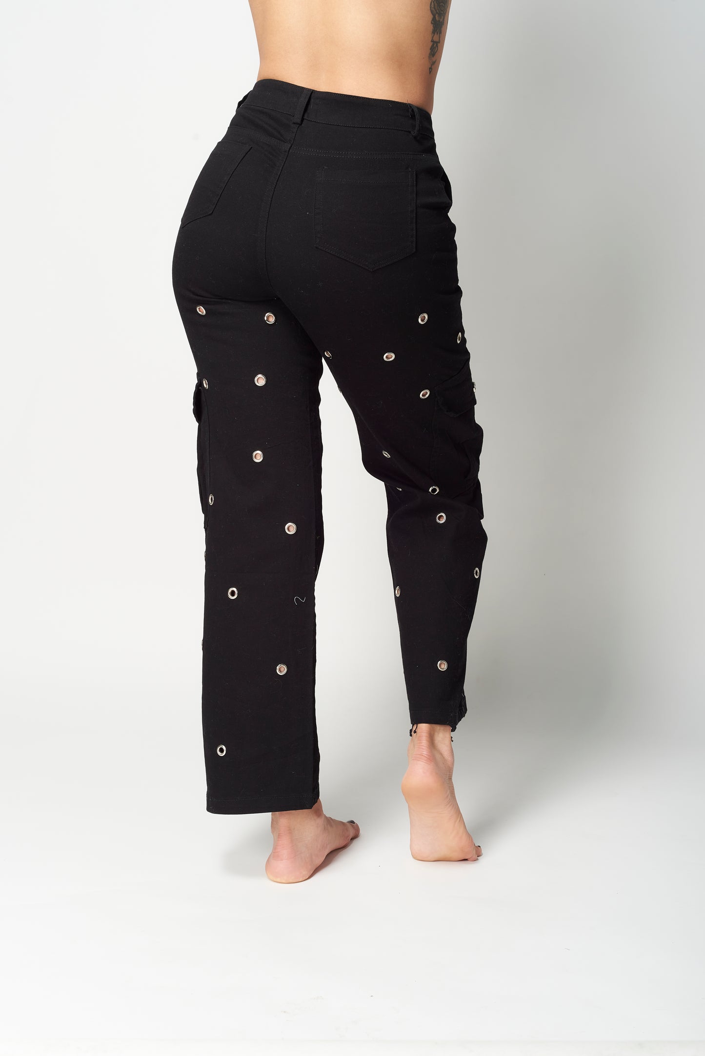 PANTALÓN CARGO CON OJILLOS METÁLICOS