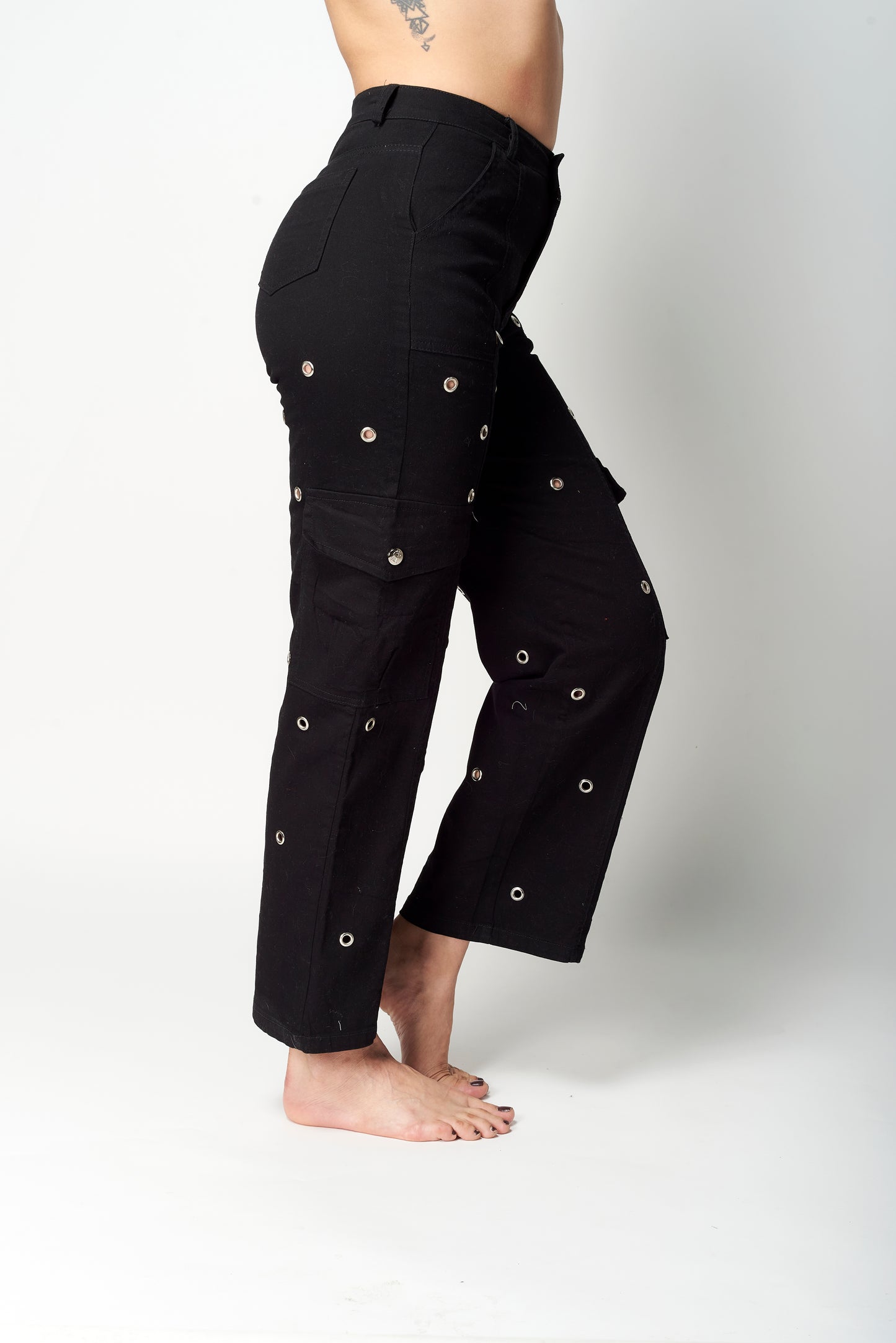 PANTALÓN CARGO CON OJILLOS METÁLICOS