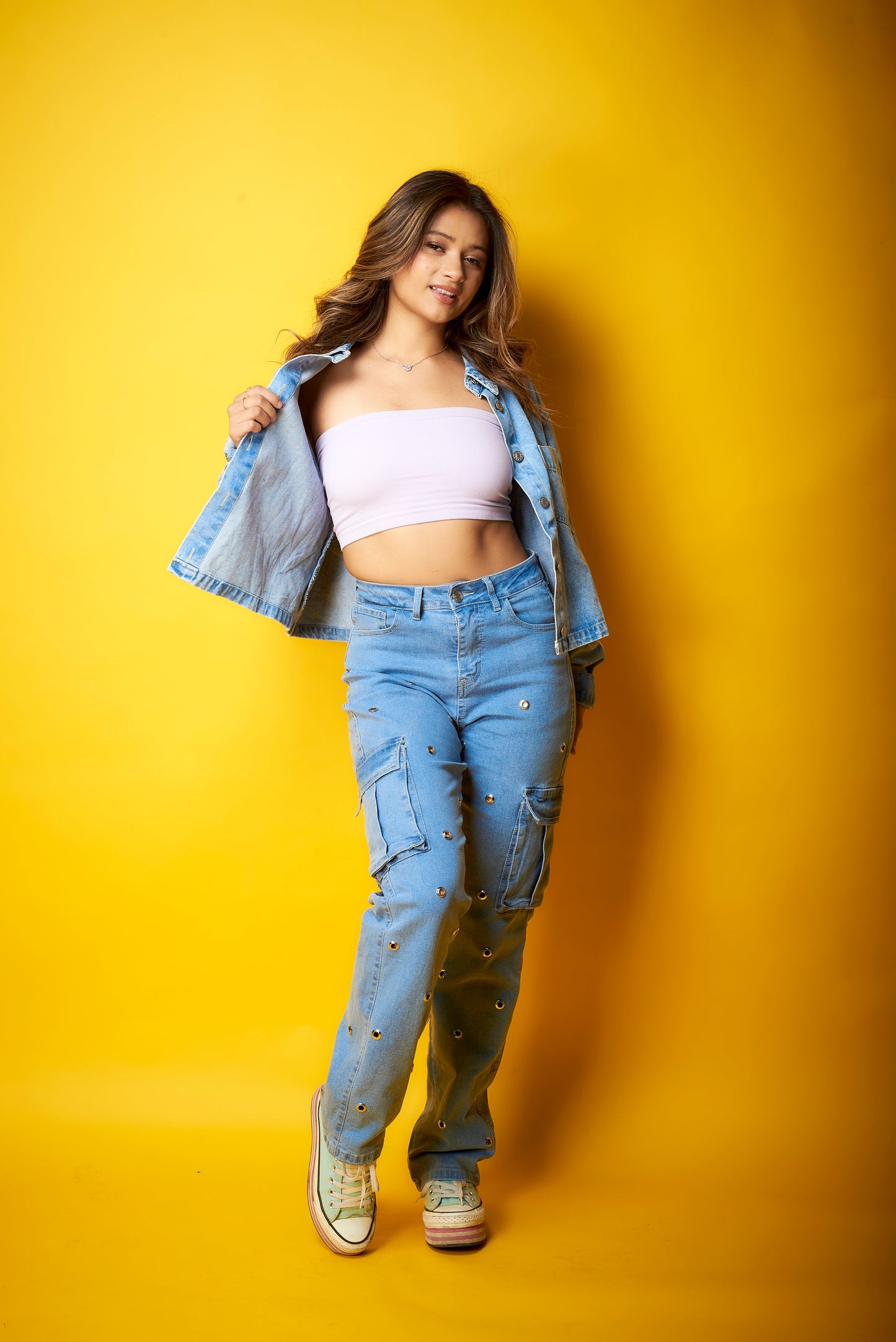 PANTALÓN CARGO CON OJILLOS METÁLICOS